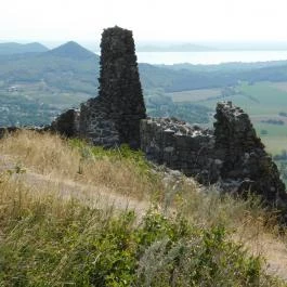 Csobánc vára Gyulakeszi - Külső kép