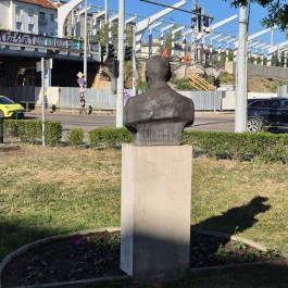 Csonka János mellszobra Budapest - Külső kép