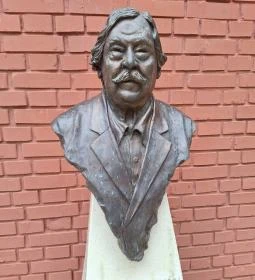 10. legjobb látnivaló: Csukás István mellszobra