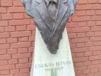 Csukás István mellszobra Balatonszárszó