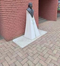 Csukás István mellszobra