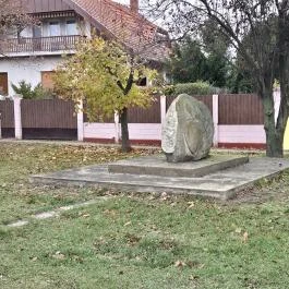 Délszláv-emlékkő Ercsi - Külső kép