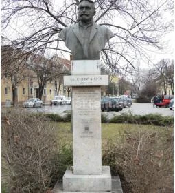 Dr. Holló Lajos szobra