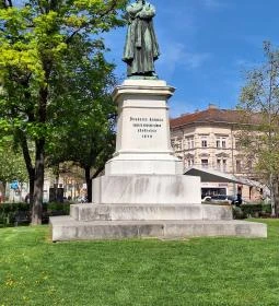 Dugonics András-szobor