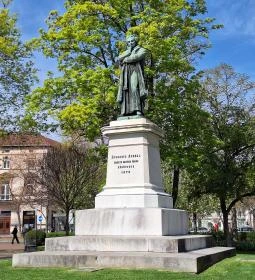 Dugonics András-szobor