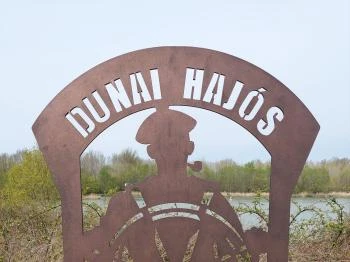 Dunai hajós emlékmű Dunaremete
