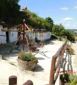 Sáfrány Kert és Egerszalóki Barlanglakások