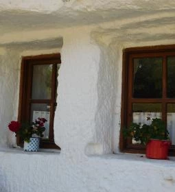 Sáfrány Kert és Egerszalóki Barlanglakások