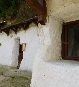 Sáfrány Kert és Egerszalóki Barlanglakások