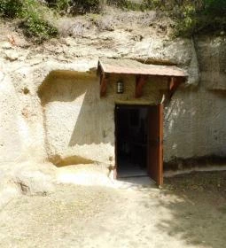 Sáfrány Kert és Egerszalóki Barlanglakások