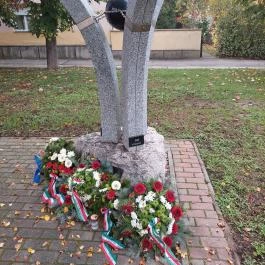 Elhurcoltak emlékműve Villány - Külső kép