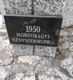 Elhurcoltak emlékműve