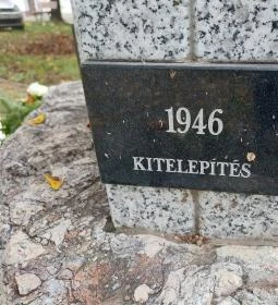 Elhurcoltak emlékműve