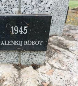 Elhurcoltak emlékműve