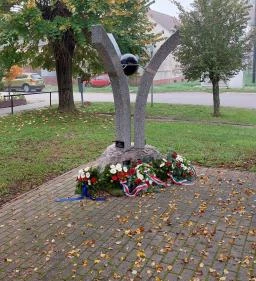 Elhurcoltak emlékműve