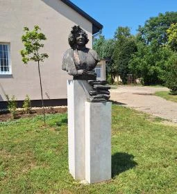 Ember Mária-mellszobor