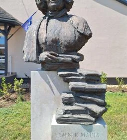 Ember Mária-mellszobor