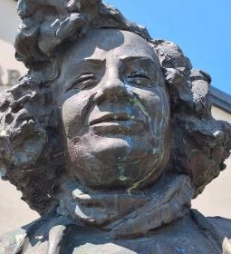 Ember Mária-mellszobor