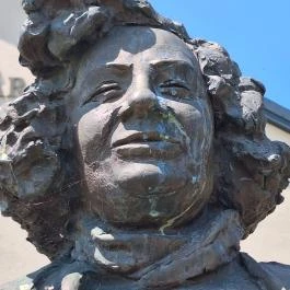 Ember Mária-mellszobor, Abádszalók - Egyéb