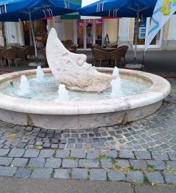 Emberarcú Hold szökőkút