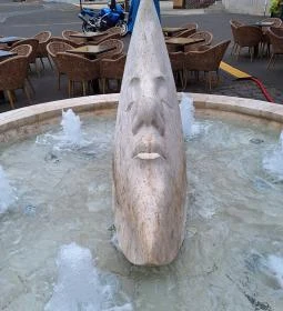 Emberarcú Hold szökőkút