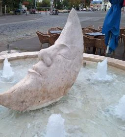 18. legjobb látnivaló: Emberarcú Hold szökőkút