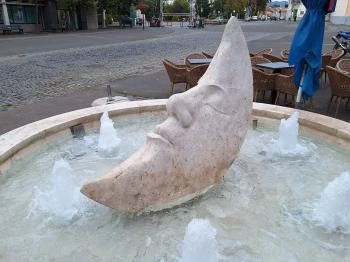 Emberarcú Hold szökőkút Gyöngyös