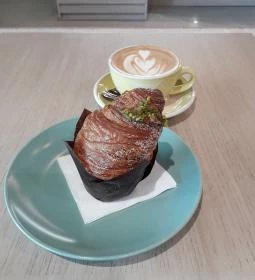 Emily Éclair - Etele Plaza