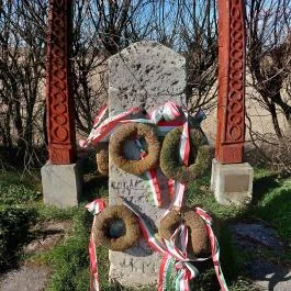 Emlékkapu, Vereb - Egyéb