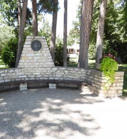 Emlékpad Blaháné emlékére