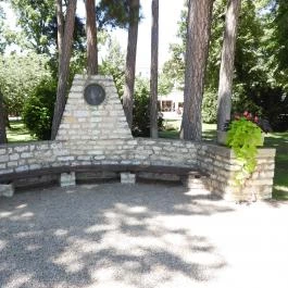 Emlékpad Blaháné emlékére Balatonfüred - Külső kép