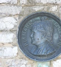 Emlékpad Blaháné emlékére