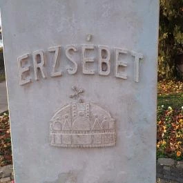 Erzsébet királyné szobra, Esztergom - Egyéb