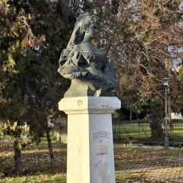 Erzsébet királyné szobra, Esztergom - Külső kép