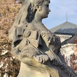 Erzsébet királyné szobra, Esztergom - Egyéb