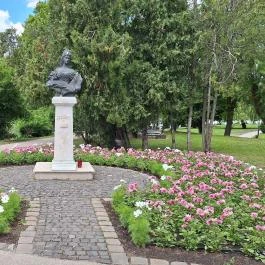 Erzsébet királyné szobra Esztergom - Külső kép