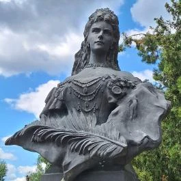 Erzsébet királyné szobra, Esztergom - Egyéb