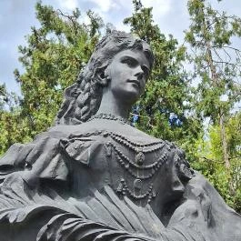 Erzsébet királyné szobra, Esztergom - Egyéb