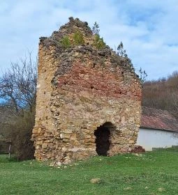 Eszterpusztai templomrom