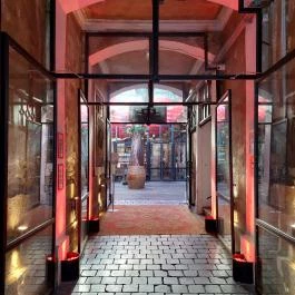 Extra, Budapest - Külső kép