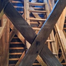 Fa harangláb Lónya - Belső