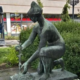 Faültető szobor, Gödöllő - Külső kép