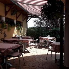 Fék Kávéház Étterem , Balatonakali - Külső kép