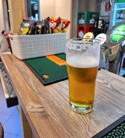 Fekete Delfin Bár & Kávézó