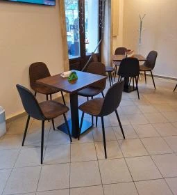 Fekete Delfin Bár & Kávézó