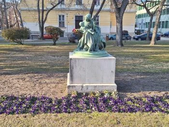 Fél a baba Budapest