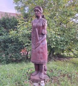 Férfi és nő szobor