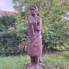 Férfi és nő szobor Iklad - Külső kép