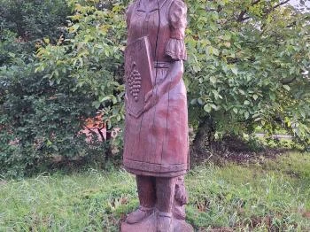 Férfi és nő szobor Iklad