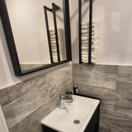 Fiktív, Budapest - Mosdó